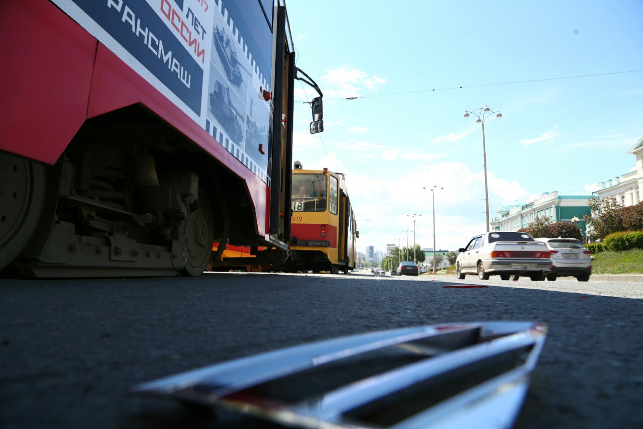 Из-за ДТП на путях в центр Екатеринбурга не пускают трамваи. ФОТО - Фото 4
