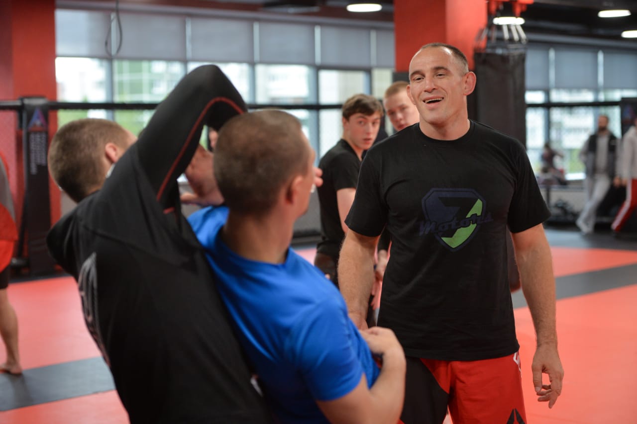Известный российский боец Алексей Олейник провел мастер-класс в Академии единоборств РМК - Фото 2