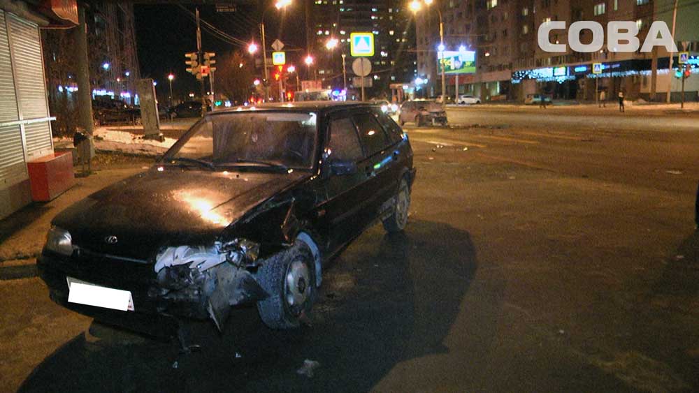 В Екатеринбурге на Щорса столкнулись три машины. Одна из них улетела на тротуар. ФОТО  - Фото 2