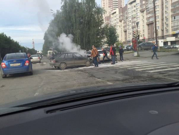В Екатеринбурге «Ауди» и «четырнадцатая» не поделили дорогу. Одна из машин загорелась - Фото 3