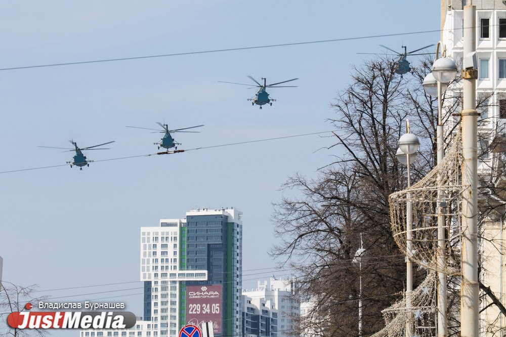 Над Екатеринбургом промчались военные вертолеты и истребители. ФОТО - Фото 2
