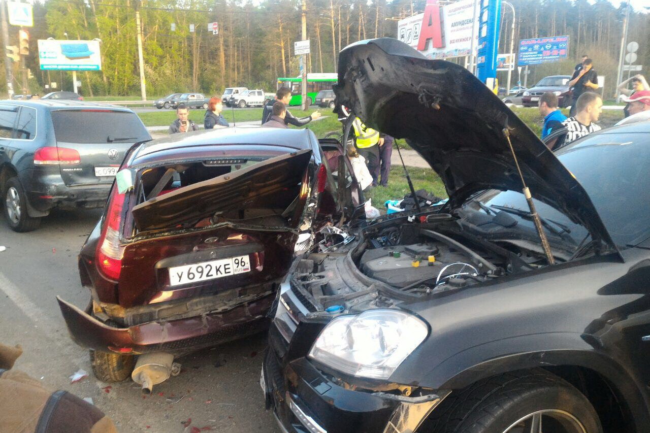 В Екатеринбурге пьяный водитель Mercedes утроил ДТП с четырьмя автомобилями. ФОТО - Фото 2