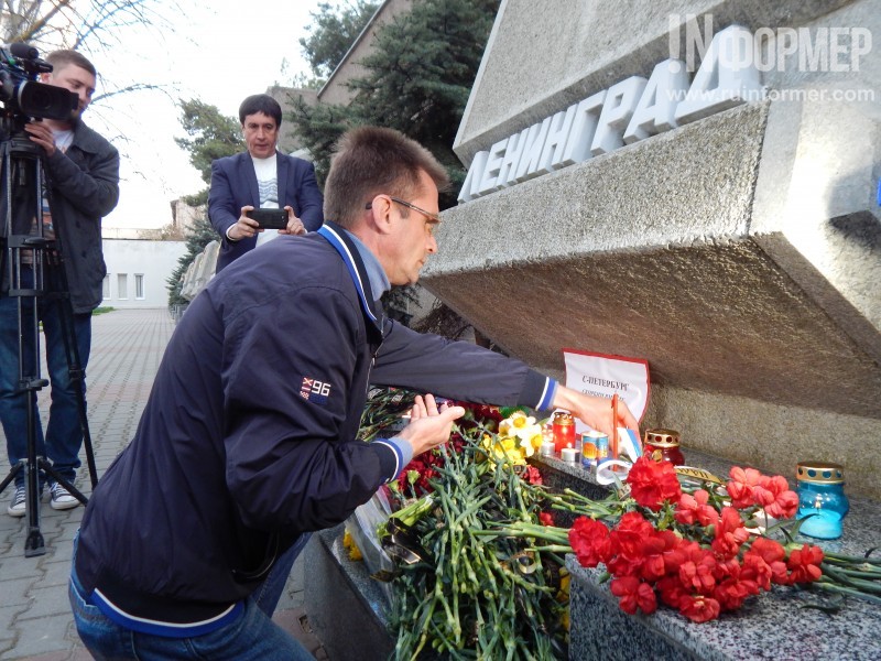 «Нас не запугать». Вся Россия выходит на акции, посвященные памяти жертв вчерашнего теракта в Питере - Фото 11
