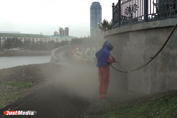 На очистку стен набережной Исети от граффити рабочим понадобится месяц. ФОТО, ВИДЕО - Фото 3