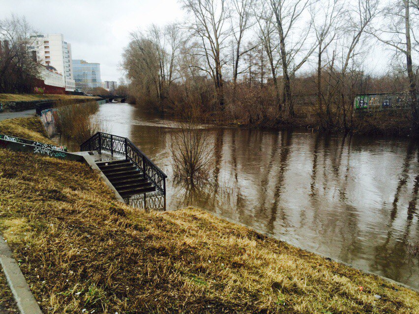 В Екатеринбурге набережная Исети ушла под воду - Фото 4