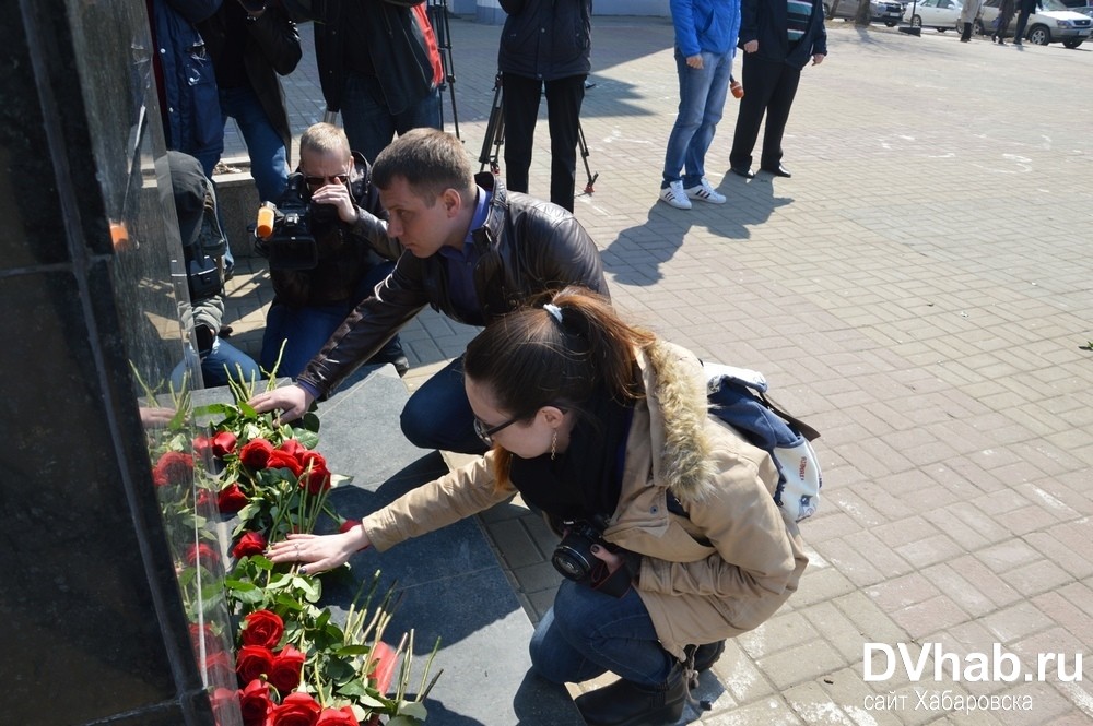 «Нас не запугать». Вся Россия выходит на акции, посвященные памяти жертв вчерашнего теракта в Питере - Фото 8