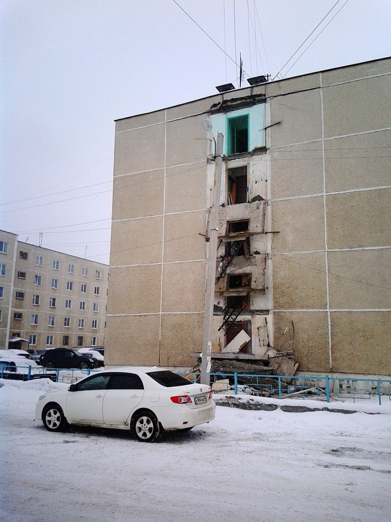 В Среднеуральске рядом со зданием мэрии обрушились балконы общежития. ФОТО - Фото 2