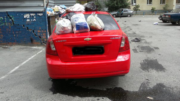 В Екатеринбурге правильно парковаться теперь учат с помощью мусора - Фото 2