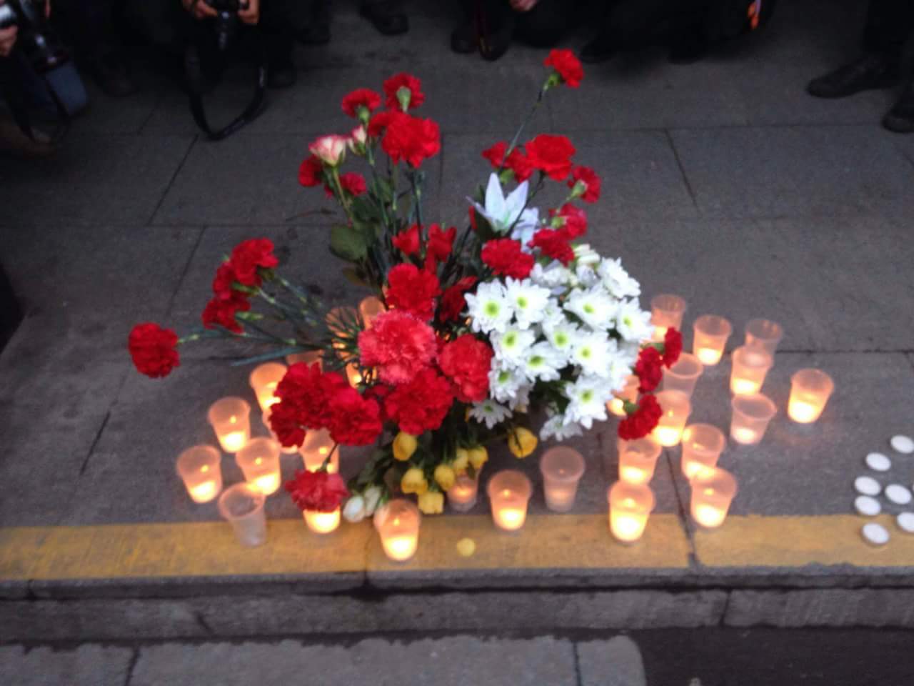 «Нас не запугать». Вся Россия выходит на акции, посвященные памяти жертв вчерашнего теракта в Питере - Фото 17