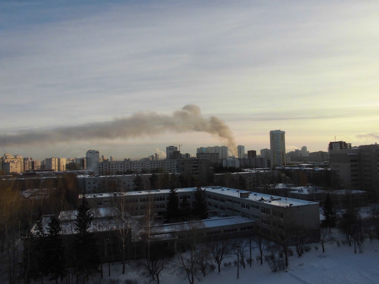 В Екатеринбурге 11 пожарных машин тушат частный дом - Фото 2