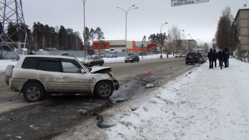 В Екатеринбурге водитель Toyota RAV-4 сбил пешеходов и врезался во встречную машину. Один человек погиб на месте - Фото 2