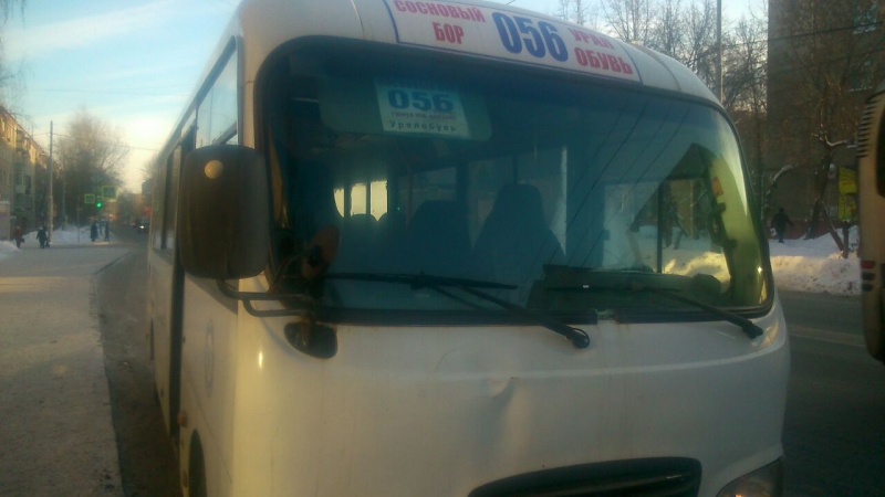 В Екатеринбурге автобус, ехавший на красный, сбил подростка, а девушка, перебегавшая дорогу в неположенном месте, попала под колеса «Лады Калины» - Фото 2