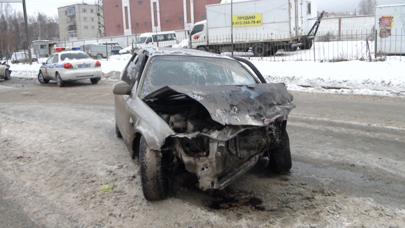 В Екатеринбурге водитель Toyota RAV-4 сбил пешеходов и врезался во встречную машину. Один человек погиб на месте - Фото 3