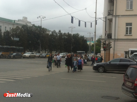 Пешеходы бросаются под колеса машин. На Ленина—8 Марта для них все время горит красный свет - Фото 3