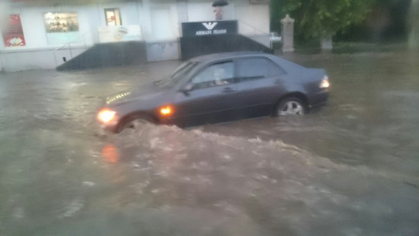 «Ужас, у машин скрывает колеса». Сильные дожди превратили центр Екатеринбурга в реку. ФОТО - Фото 4