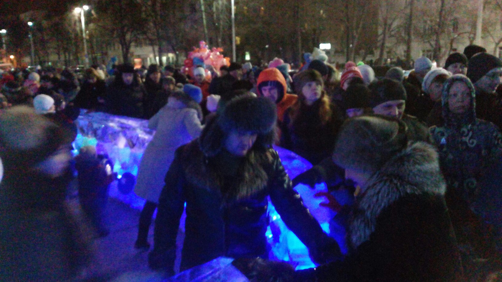 Екатеринбуржцы жалуются на жуткую давку вокруг ледового городка: «К елке не попасть, люди толкаются, кричат, лезут через ограждения» - Фото 3