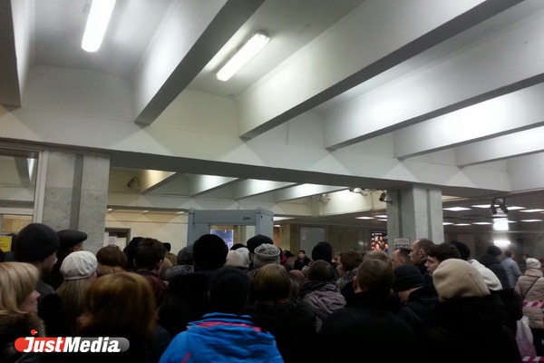 Антитеррористические меры снова спровоцировали заторы в Екатеринбургском метро. ФОТО - Фото 2