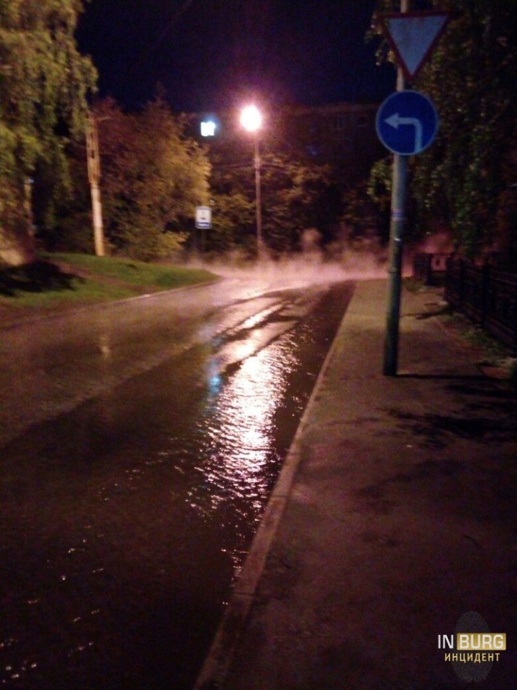 Улицу Громова в Екатеринбурге залило горячей водой. ФОТО - Фото 3