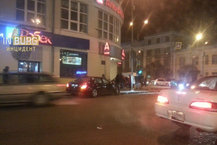 В центре Екатеринбурга автомобиль врезался в офис «Альфа-банка». ФОТО, ВИДЕО - Фото 2