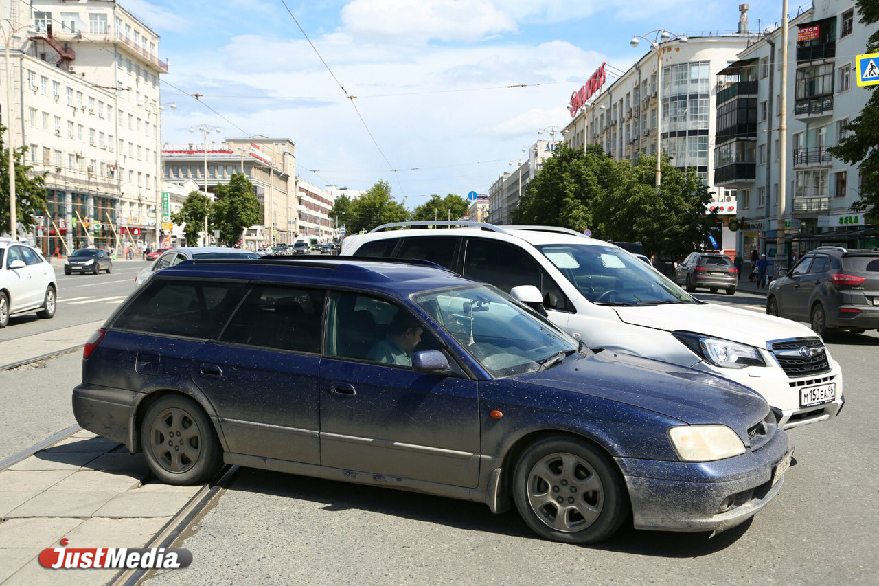 Две Subaru парализовали движение трамваев по Ленина. ФОТО - Фото 2