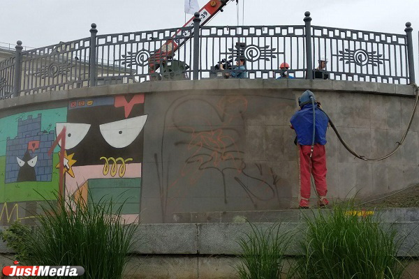 На очистку стен набережной Исети от граффити рабочим понадобится месяц. ФОТО, ВИДЕО - Фото 6
