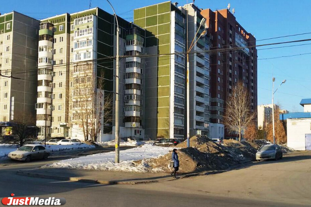 Екатеринбург украсили горы черного снега. Горожане жалуются, что ночами не видят снежные завалы. ФОТО - Фото 13