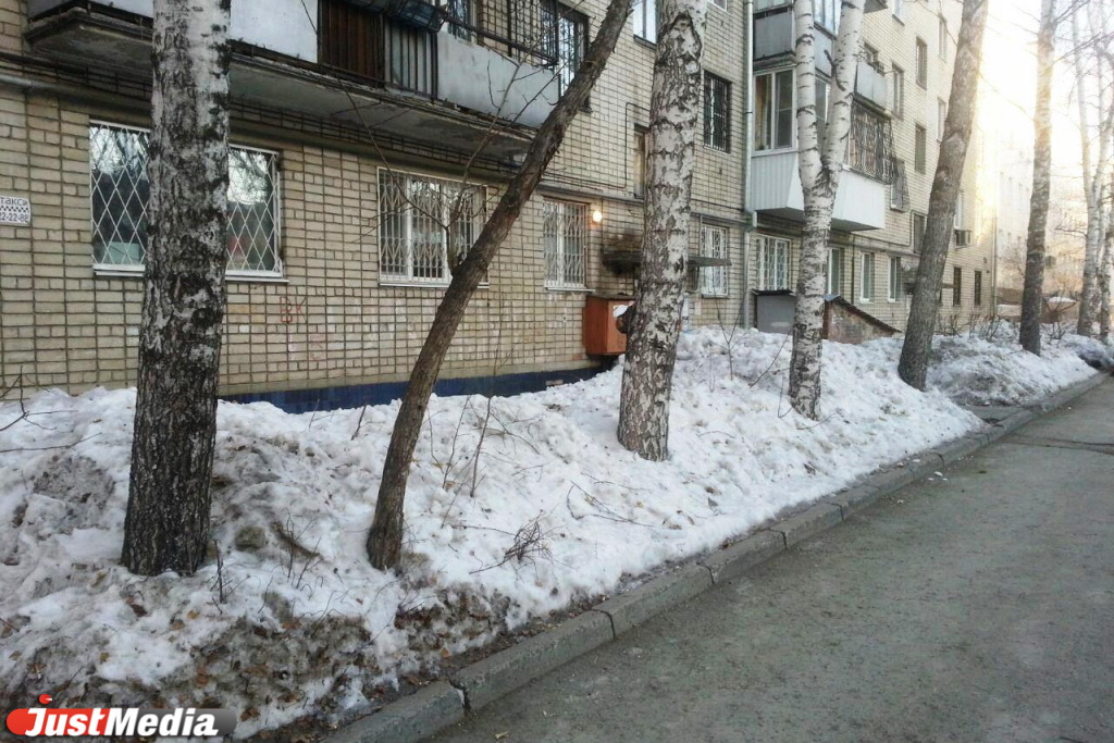 Екатеринбург украсили горы черного снега. Горожане жалуются, что ночами не видят снежные завалы. ФОТО - Фото 3
