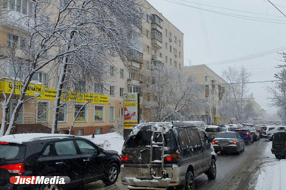 Неожиданный снегопад парализовал движение на дорогах Екатеринбурга. ФОТО - Фото 3