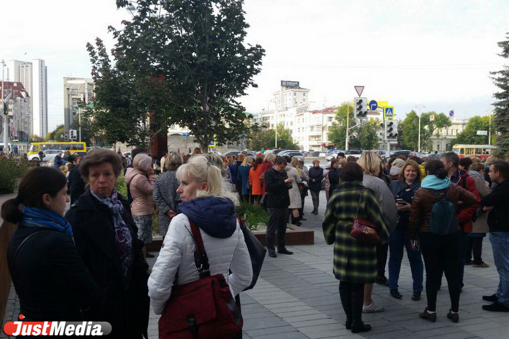 В Екатеринбурге парализована работа мэрии. Чиновников эвакуировали из кабинетов на улицу. ФОТО - Фото 2