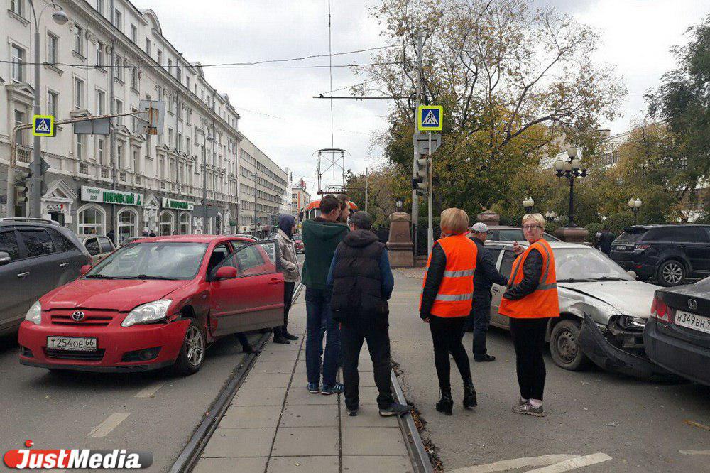 Авария в центре Екатеринбурга парализовала движение на Ленина. ФОТО - Фото 5