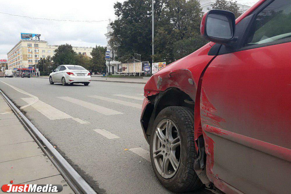 Авария в центре Екатеринбурга парализовала движение на Ленина. ФОТО - Фото 2