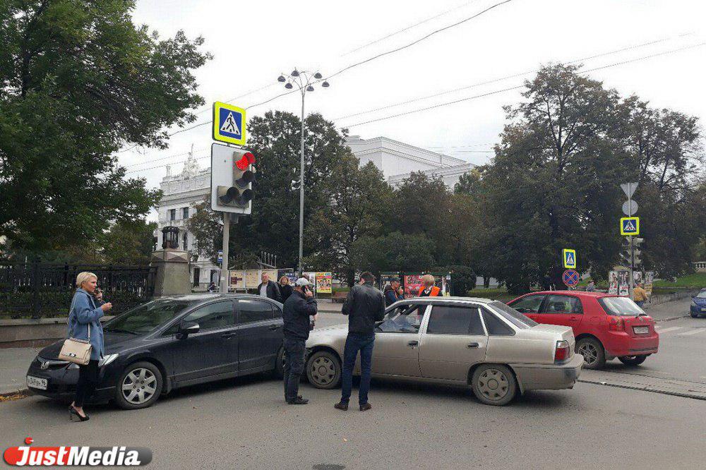 Авария в центре Екатеринбурга парализовала движение на Ленина. ФОТО - Фото 3