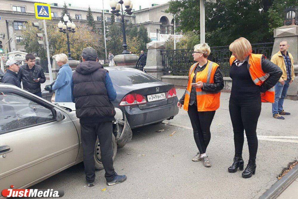 Авария в центре Екатеринбурга парализовала движение на Ленина. ФОТО - Фото 6