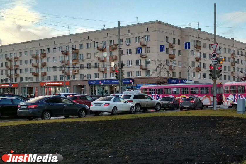 В центре Екатеринбурга из-за ДТП остановилось движение трамваев в обе стороны. ФОТО и ВИДЕО - Фото 2