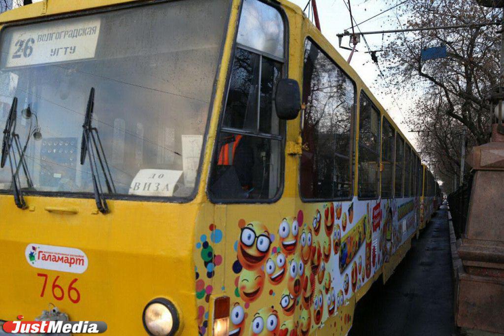 В центре Екатеринбурга из-за ДТП остановилось движение трамваев в обе стороны. ФОТО и ВИДЕО - Фото 4