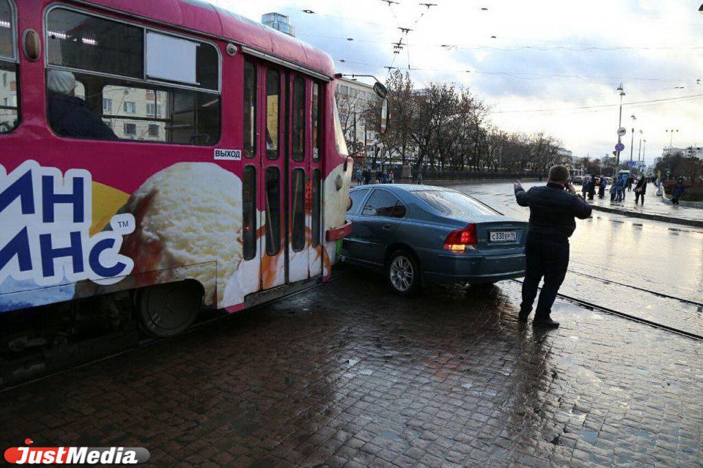 В центре Екатеринбурга из-за ДТП остановилось движение трамваев в обе стороны. ФОТО и ВИДЕО - Фото 3