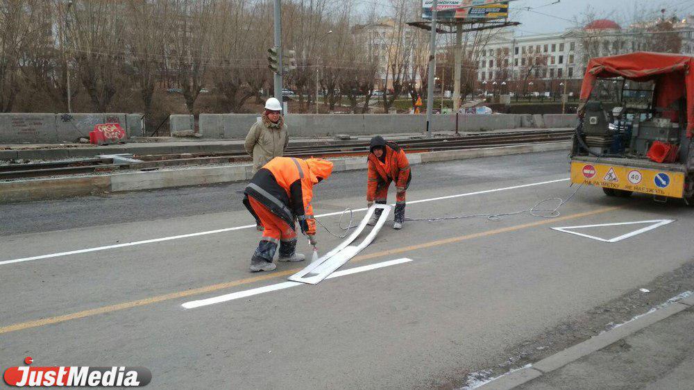  На Макаровском мосту, который откроется через час, рабочие рисуют дорожную разметку. ФОТО - Фото 3