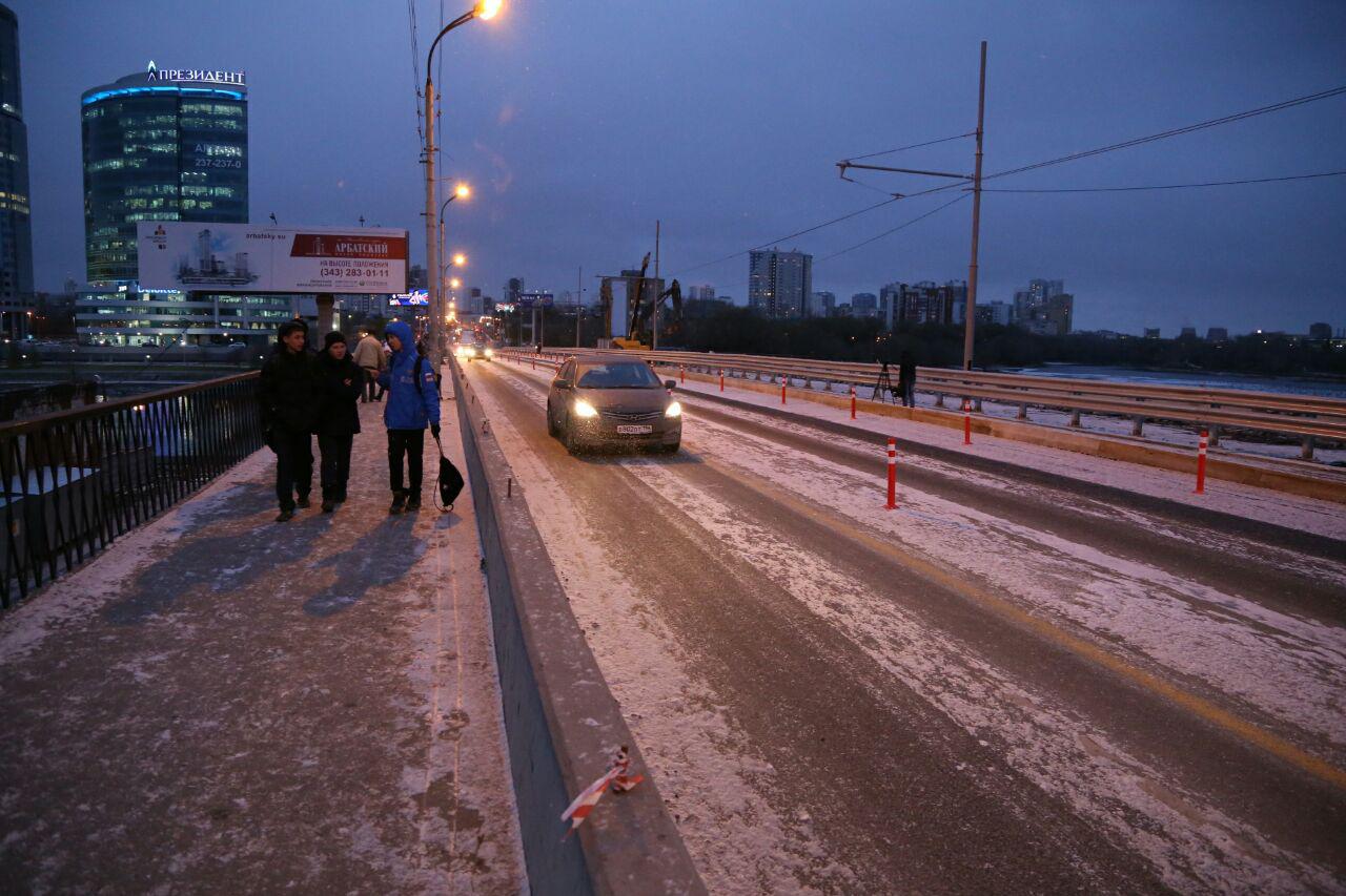 По Макаровскому мосту снова начали ездить трамваи и авто. ФОТО - Фото 6