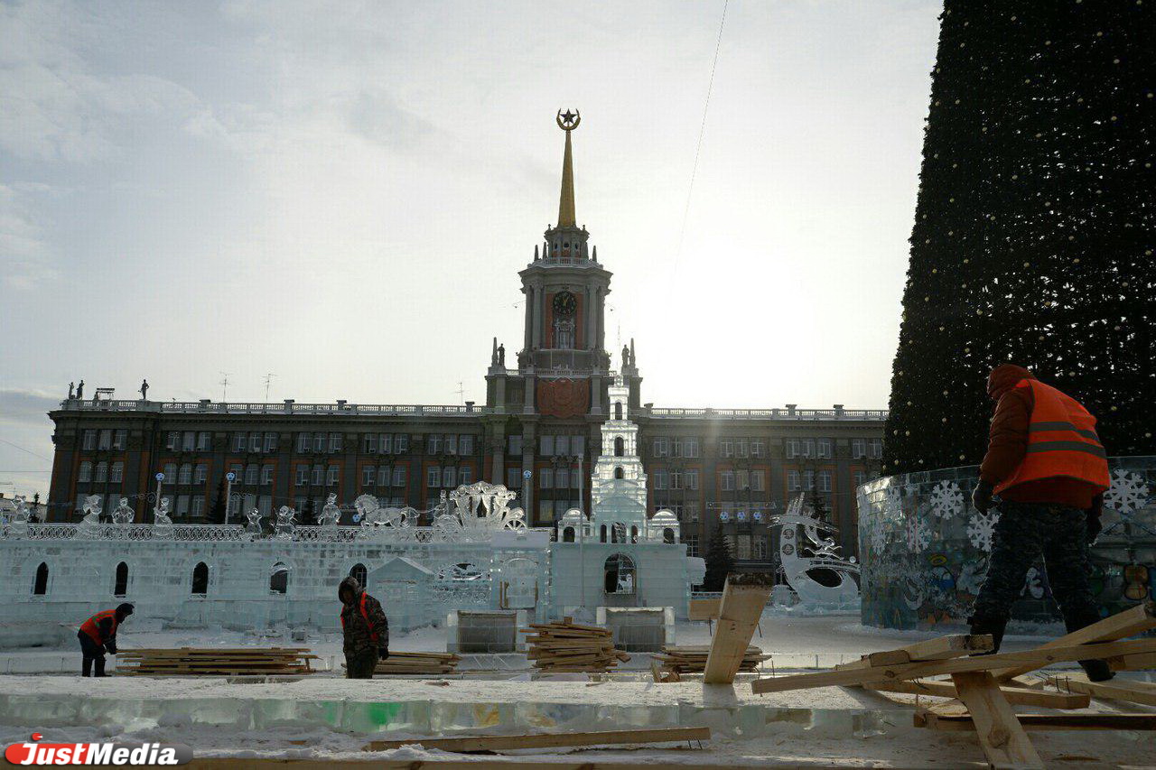 «По всей площадке разбросаны ледяные глыбы». В Екатеринбурге разбирают городок на площади 1905 года. ФОТО - Фото 2