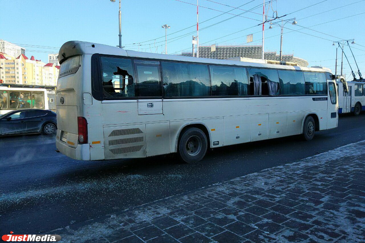 У Центрального стадиона автобус и троллейбус не поделили остановку. ФОТО - Фото 2