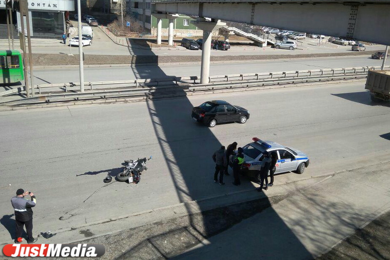 На Московском тракте перевернулся мотоцикл. За рулем была девушка. ФОТО - Фото 3