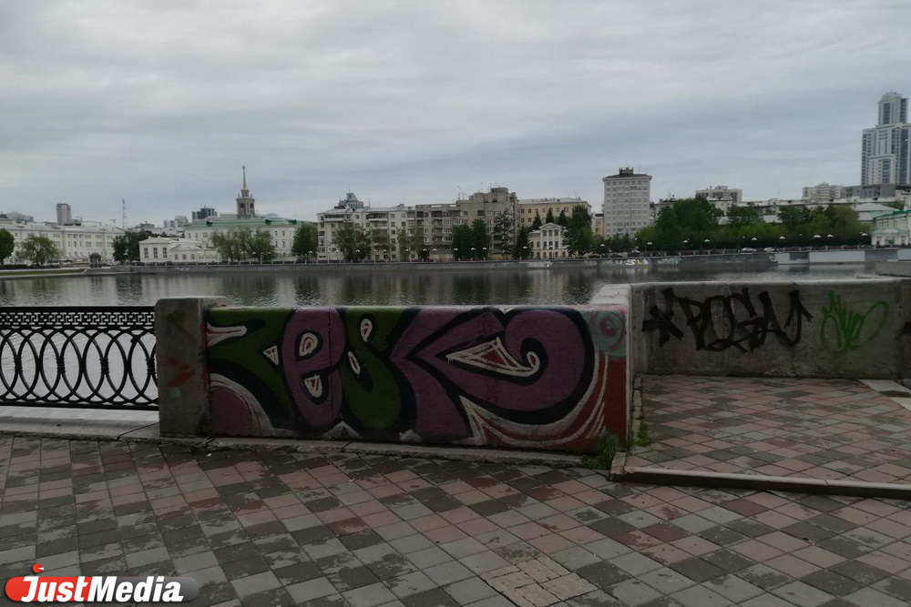 В Екатеринбурге гранитную набережную Городского пруда закрасили серой краской - Фото 2