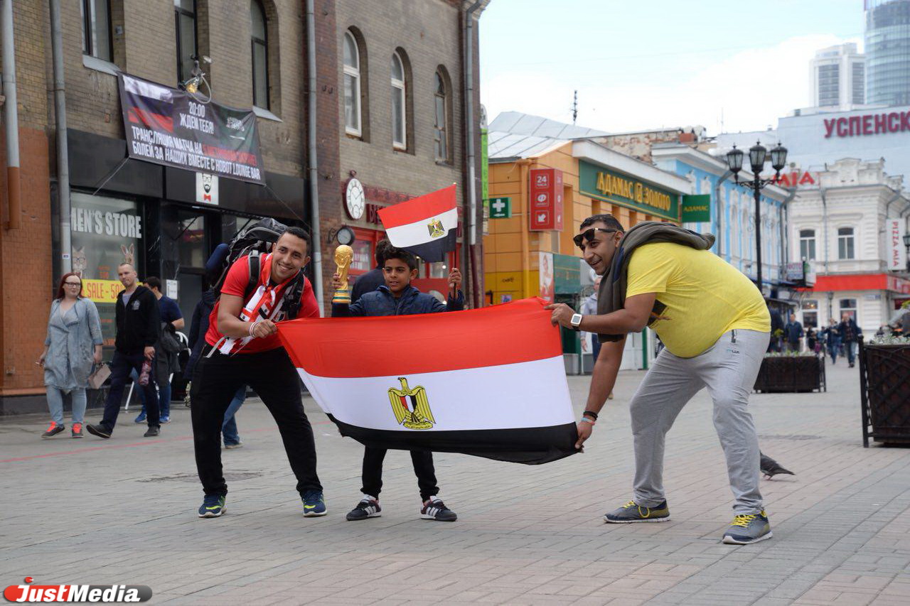 Египетские болельщики и фараоны заполонили улицу Вайнера. ВИДЕО, ФОТО - Фото 2