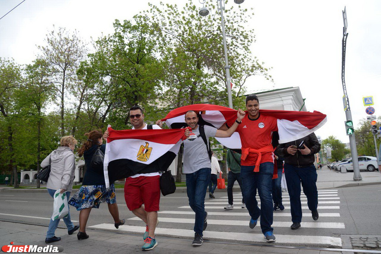 Египетские болельщики и фараоны заполонили улицу Вайнера. ВИДЕО, ФОТО - Фото 9