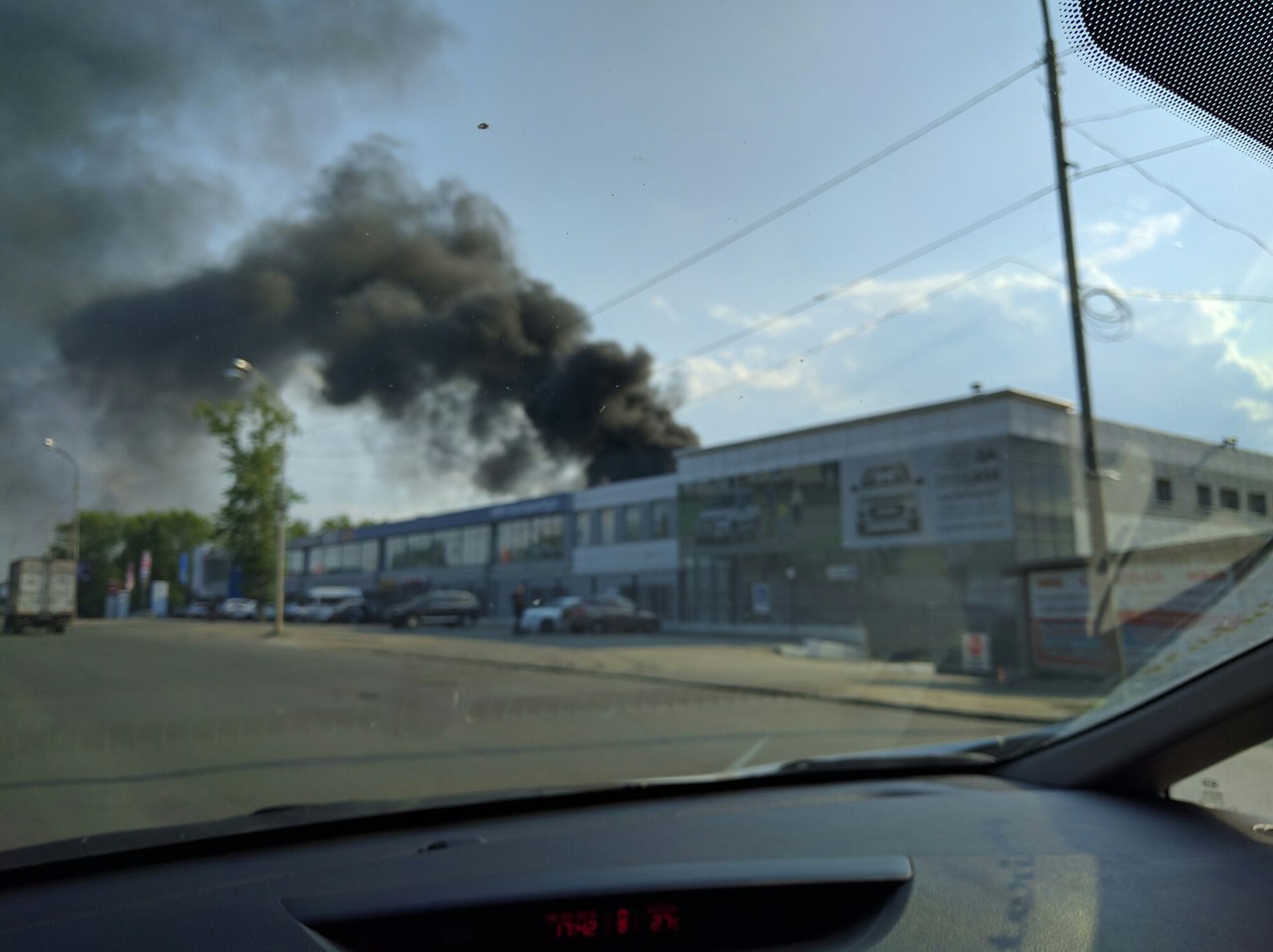 Пожар в переулке Базовом в Екатеринбурге. Черный столб дыма виден всему городу. ФОТО - Фото 3