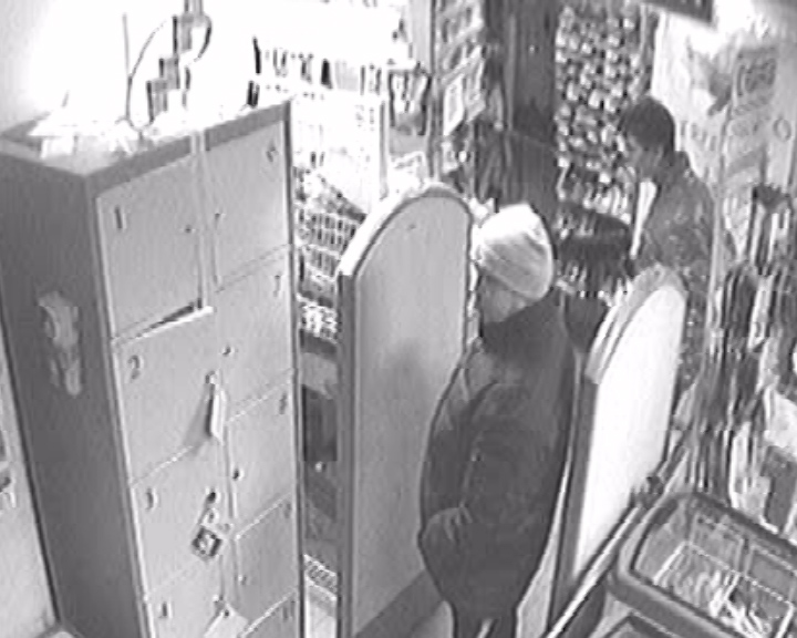 Екатеринбуржец, который ночью отправился за пивом с автоматом в руках, проверяется на причастность к другим преступлениям - Фото 2