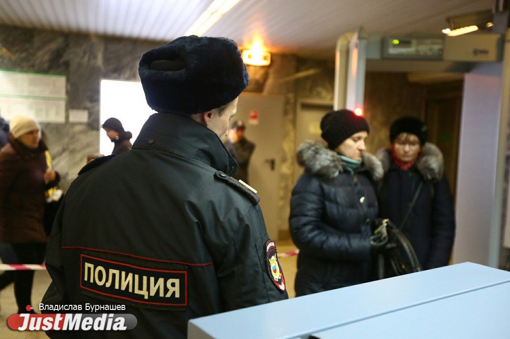 В метро Екатеринбурга жуткие толпы! Полицейские перешли на усиленный режим безопасности после взрыва в Питере. ФОТО - Фото 9