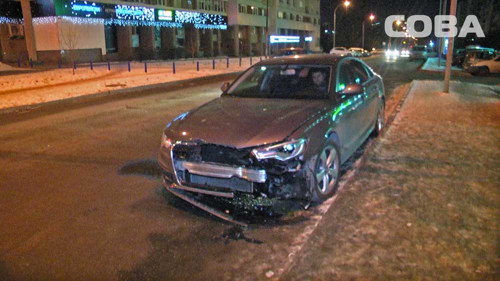 В Екатеринбурге на Щорса столкнулись три машины. Одна из них улетела на тротуар. ФОТО  - Фото 7