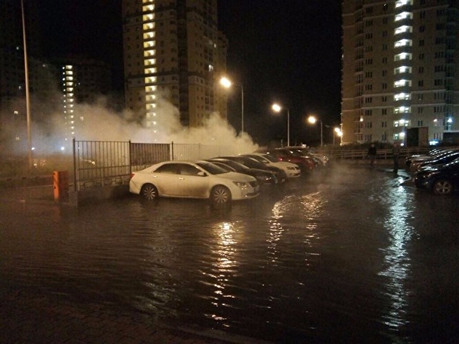 Ночью в Екатеринбурге забил гейзер с горячей водой высотой в семь этажей. ФОТО - Фото 4