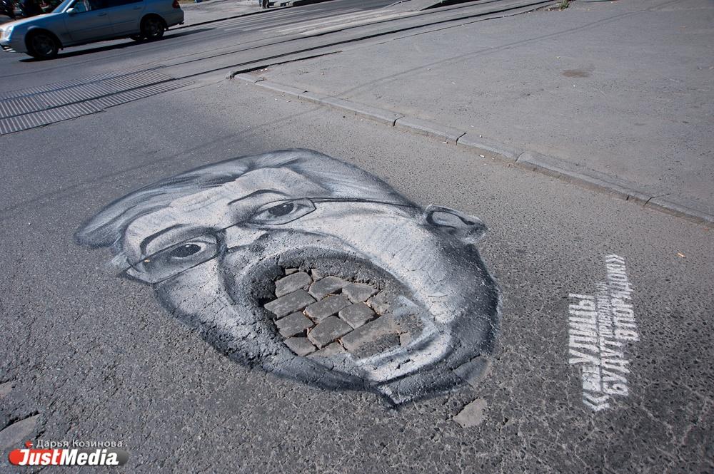 Портреты чиновников «украсили» проблемные улицы Екатеринбурга - Фото 1